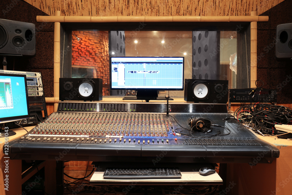 Obraz premium Miejsce pracy inżyniera dźwięku w studiu nagrań