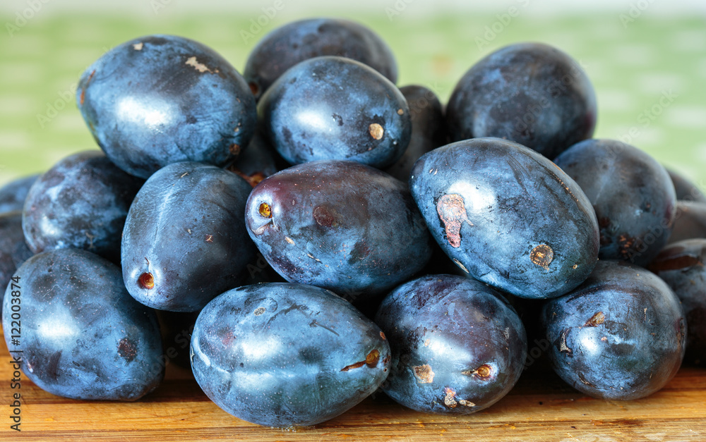 Obraz premium Fresh plums in the kitchen