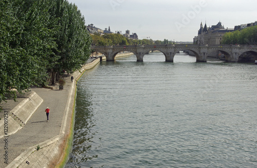 Quais de la Seine à l'heure du jogging à Paris, France