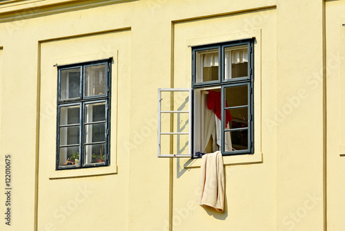 Alte Holzfenster mit Handtuch zum Trocknen