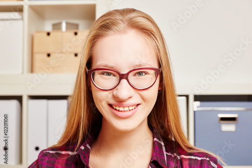 Frau als Student mit Brille