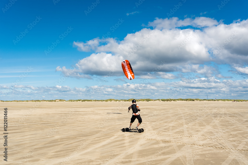Kitelandboarding - Kitesurfer am Strand auf Römö Stock-Foto | Adobe Stock