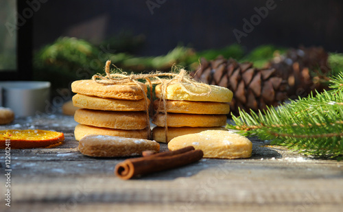 Рождественское печенье, еловые шишки, корица и сушенные апельсины