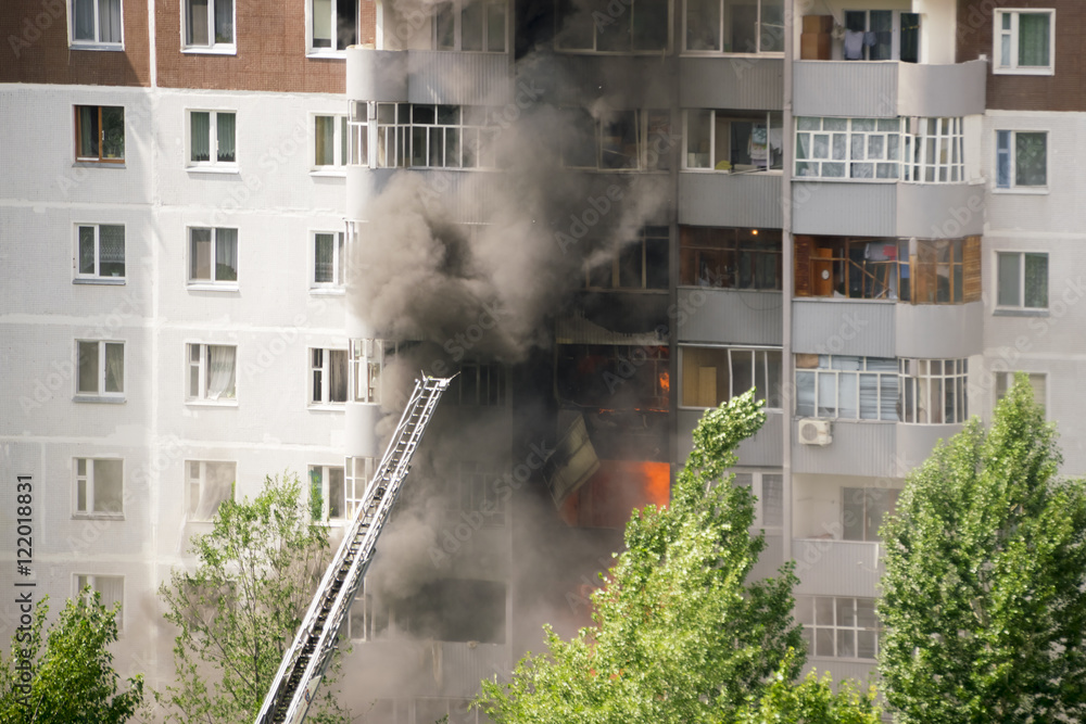 Ταπετσαρία Firefighters extinguish a fire in multistory apartment building