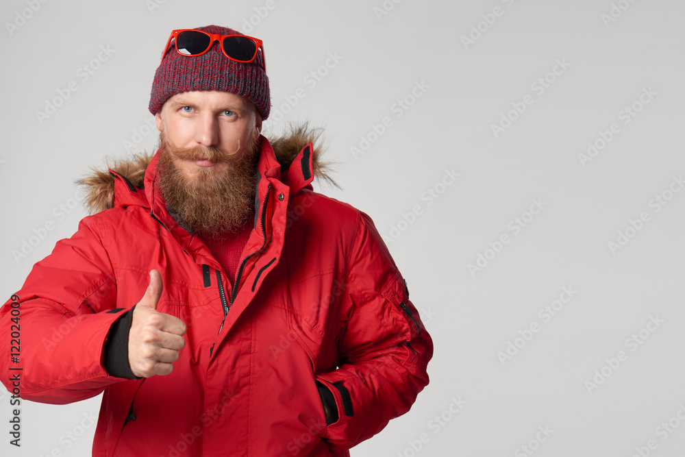 Obraz premium Serious bearded man showing thumb up