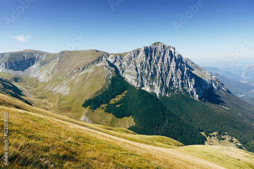Monte Bove, montagna degli appennini nel centro Italia photo