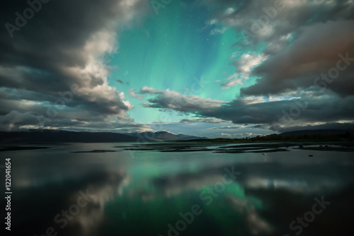 Canvas-taulu Northern lights dancing over calm lake in Abisko national park