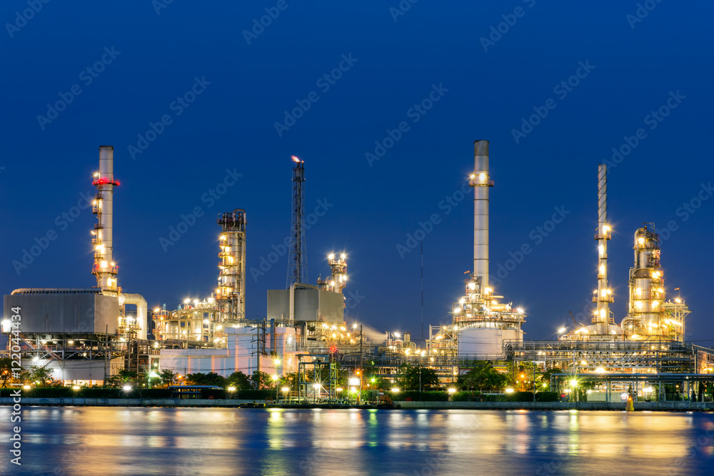 Fototapeta premium Oil Refinery factory at twilight , petrochemical plant , Petroleum , Chemical Industry