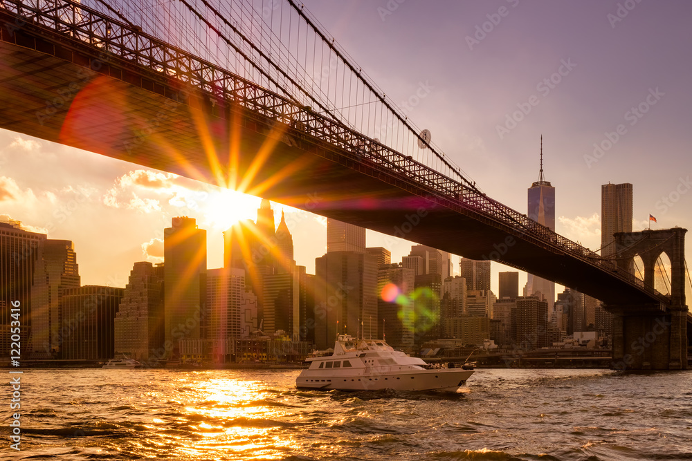 Fototapeta premium Sunset in New York with a view of the Brooklyn Bridge and Lower Manhattan