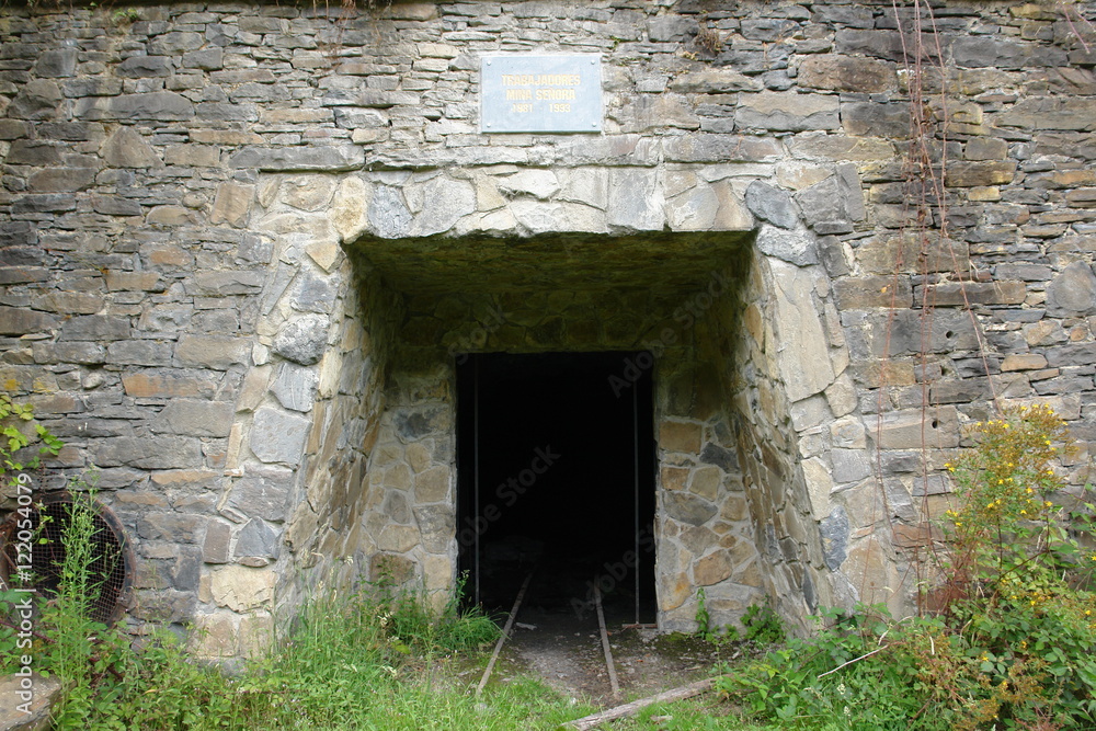 Entrada a una avieja minade carbón abandonada de unv alle asturiano Entrada a una avieja minade carbón abandonada de unv alle asturiano