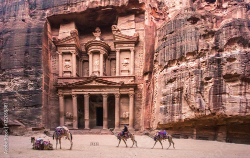  Anteprima Aggiungi alla raccolta Trova immagini simili Condividi Cambia Foto d'archivio: Bedouin camel rests near the treasury Al Khazneh carved into the rock at Petra, Jordan