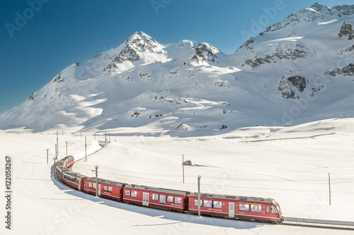 Tableau sur toile Red train in switzerland