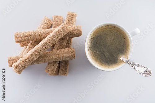 кофе,печенье, трубочки с начинкой на завтрак