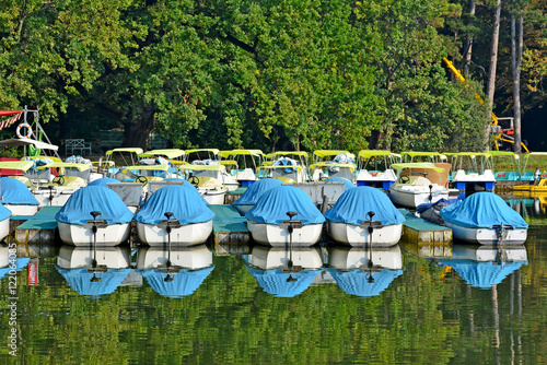 Elektroboote mit Abdeckplanen am See photo