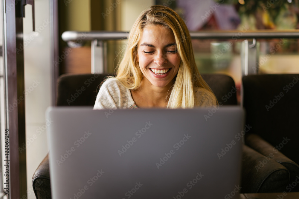 © Kike Arnaiz/ADDICTIVE STOCK - Smiling blonde woman using laptop © Kike Arnaiz/ADDICTIVE STOCK - Smiling blonde woman using laptop