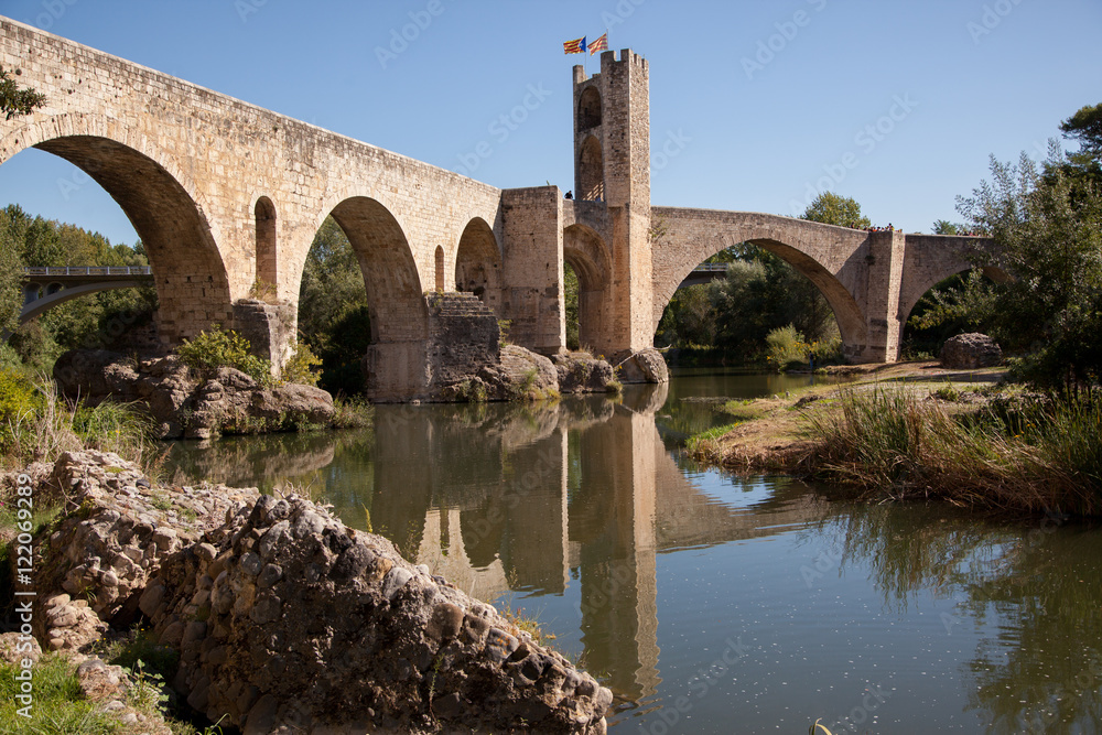 Puente de piedra medieval sobre el rio