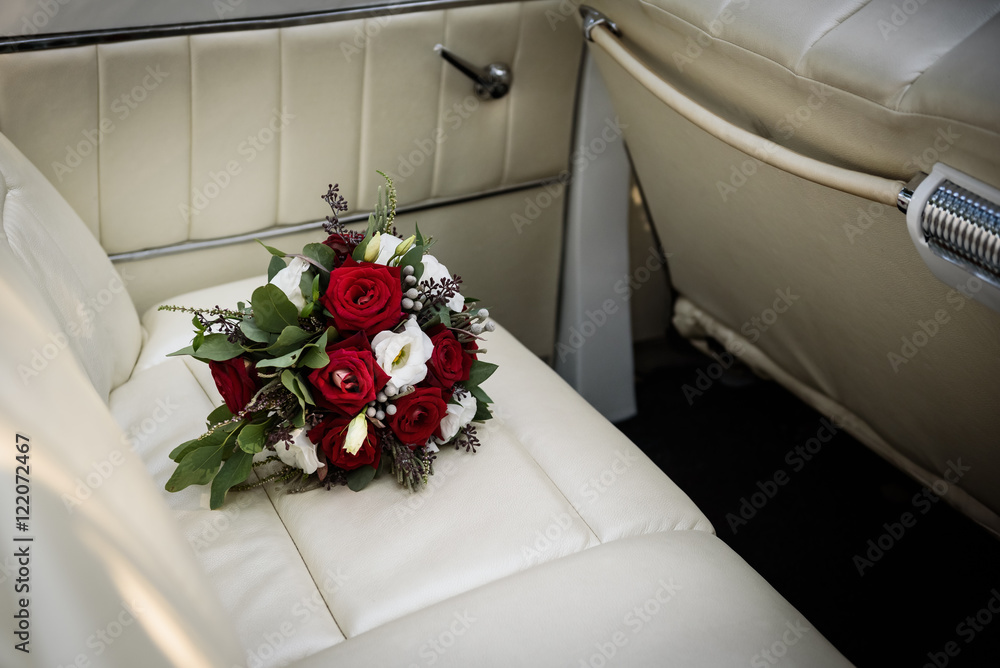 Obraz premium wedding bouquet on the back seat of the car