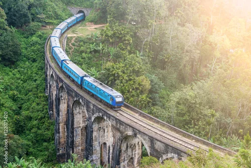 Obraz Pociąg jedzie przez most