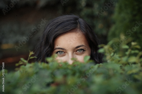 Glance from a syrian woman behind the bushes