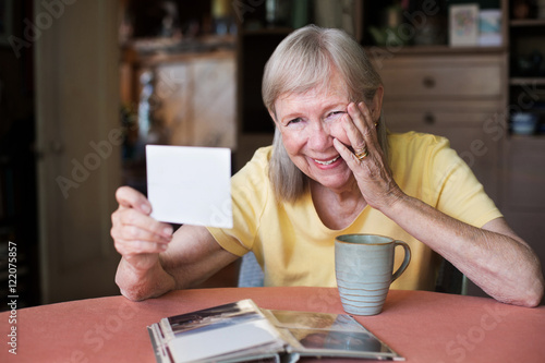 Foto Laughing woman looking at photo