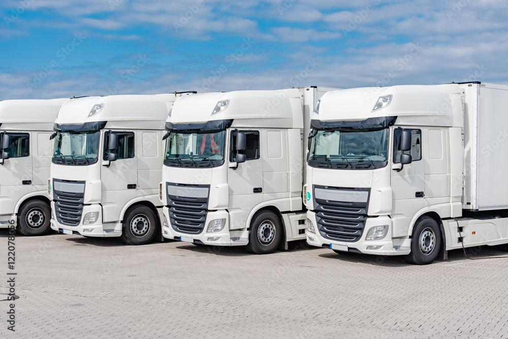 Naklejka premium Spedition - Logistik,vier geparkte Lastkraftwagen