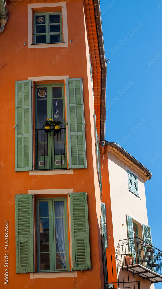 Fototapeta premium Bonito pueblo con coloridas calles, colores anaranjados en Villefranche-sur-mer, Costa Azul