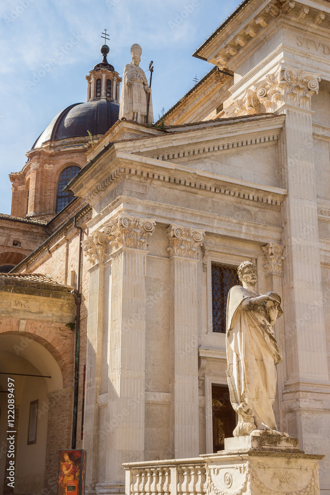 Obraz premium San Crescentino's statue in front of Urbino's Dome