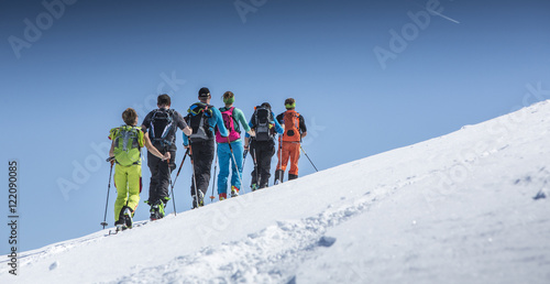Gruppe von Skitourengehern beim Aufstieg photo