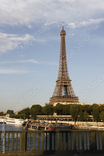 Tour Eiffel vue depuis le Pont de Bir Hakeim à Paris