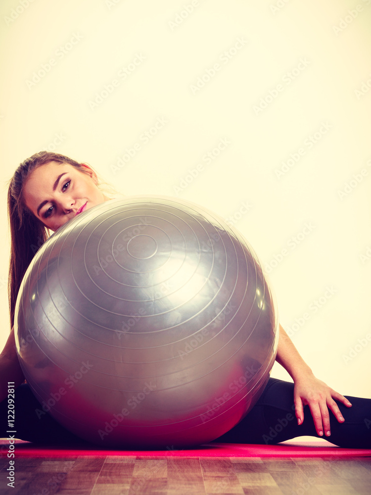 Fototapeta premium Fit girl lifting ball.