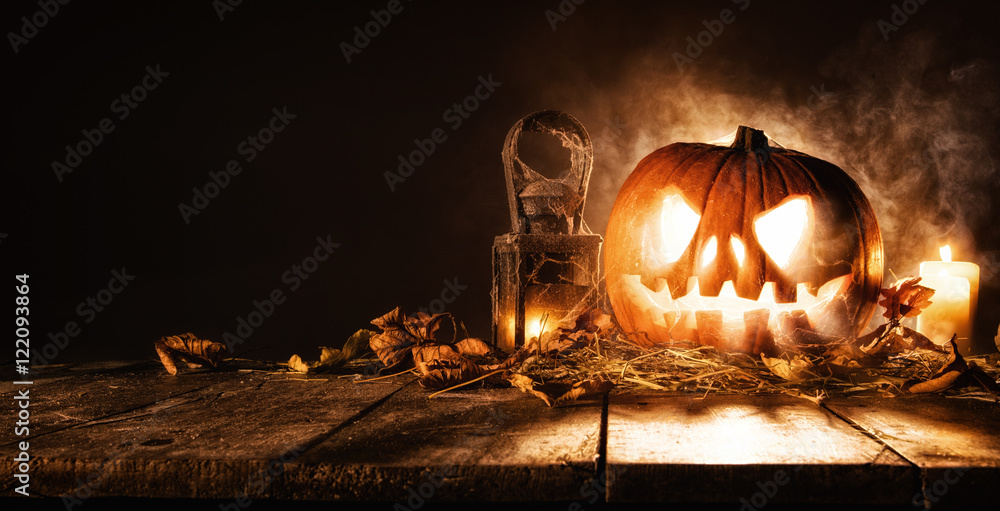 Obraz premium Scary halloween pumpkin on wooden planks