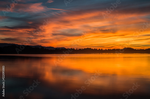 Mystischer Sonnenuntergang im Herbst am schönen Bodensee mit tollen Wolken