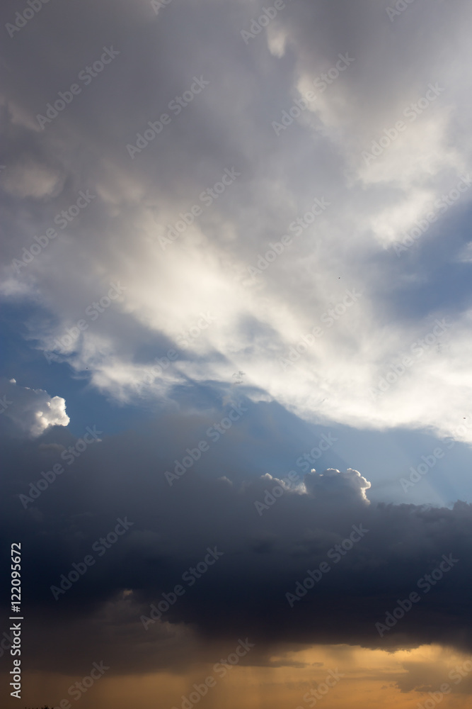 Naklejka premium beautiful sky with clouds in the evening