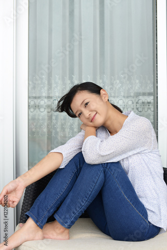 寛ぐ女性 Free Download 寛ぐ女性 - GFXLoad