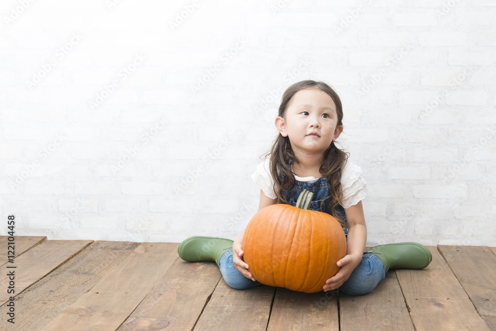 Fototapeta premium ハロウィンのかぼちゃと女の子