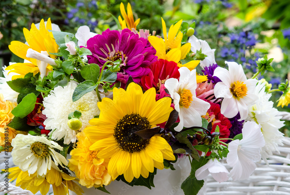 Fototapeta premium Glück, Freude, Geschenk im Spätsommer: bunter Strauß aus Sonnenblumen, Dahlien, Astern und Malven :)
