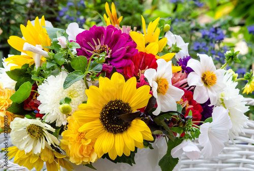 Glück, Freude, Geschenk im Spätsommer: bunter Strauß aus Sonnenblumen, Dahlien, Astern und Malven :)