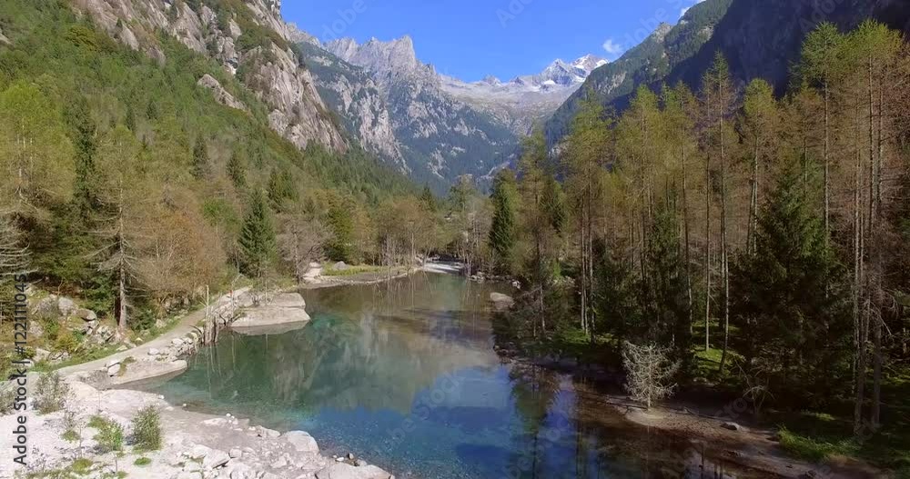 Aerial 4k - Val di Mello - Valmasino (IT) - Sorvolo del laghetto Aerial 4k - Val di Mello - Valmasino (IT) - Sorvolo del laghetto