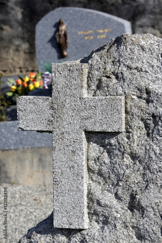 Croix sur une pierre tombale. Cimetière de Passy. / Cross on a tombstone. Cemetery of Passy.