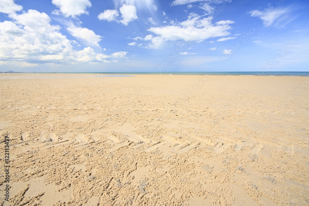 Tropical sand beach in the sea use polarizing filter