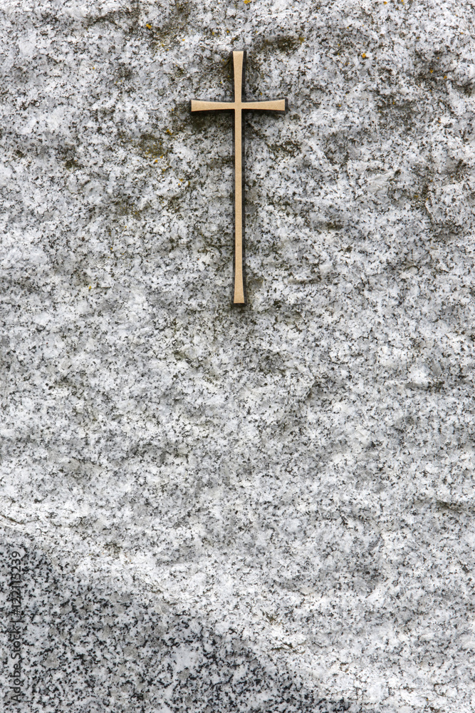 Croix sur une pierre tombale. / Cross on a tombstone.