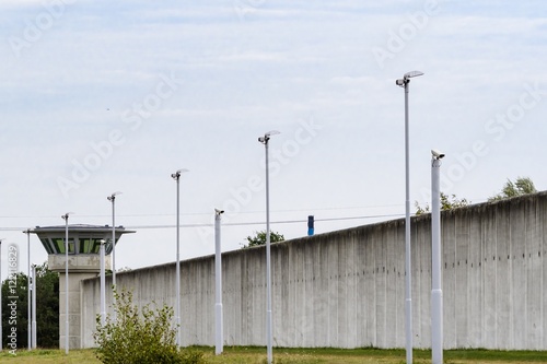 Gefängnismauer mit Wachturm eines modernen Gefängnisses