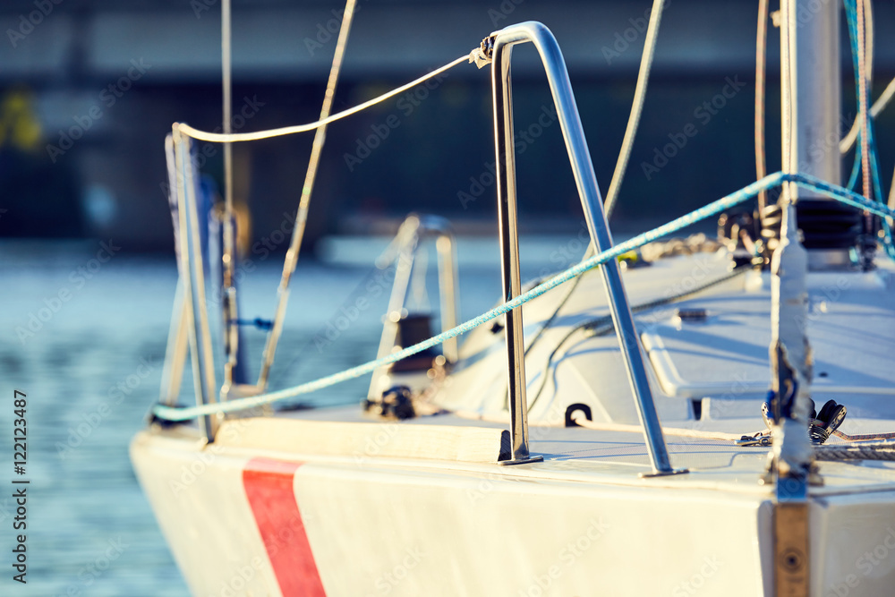 Naklejka premium Equip yacht with, weather and lee braces for spinnaker