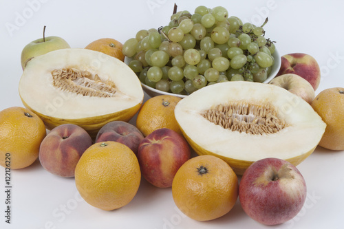 Frutta mista su sfondo bianco.