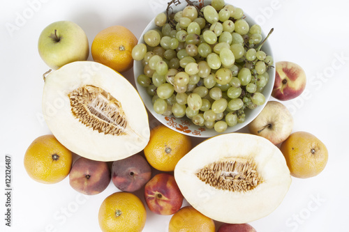 Frutta mista su sfondo bianco.