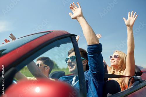 Quadro em tela happy friends driving in cabriolet car at country