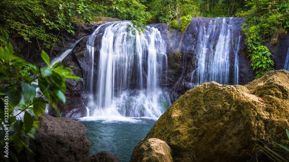 Obraz premium Lush Jungle Waterfall