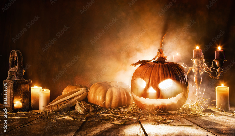 Obraz premium Scary halloween pumpkin on wooden planks