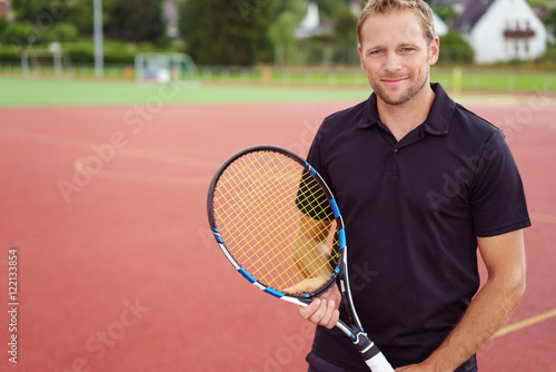 lächelnder mann mit tennisspieler auf einem sportplatz in der stadt © contrastwerkstatt