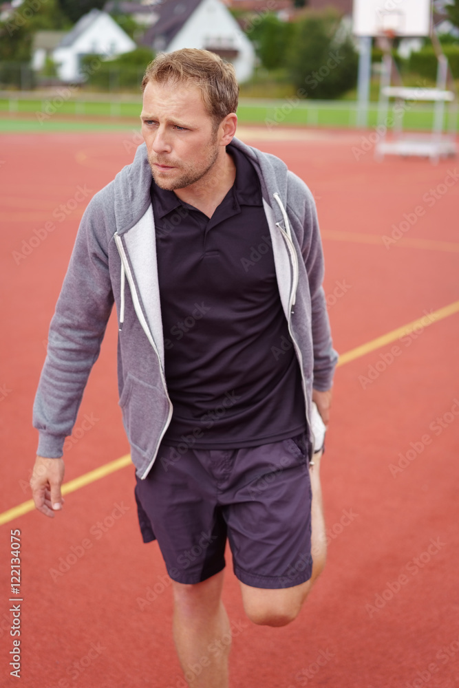 sportler dehnt seinen oberschenkel sportler dehnt seinen oberschenkel